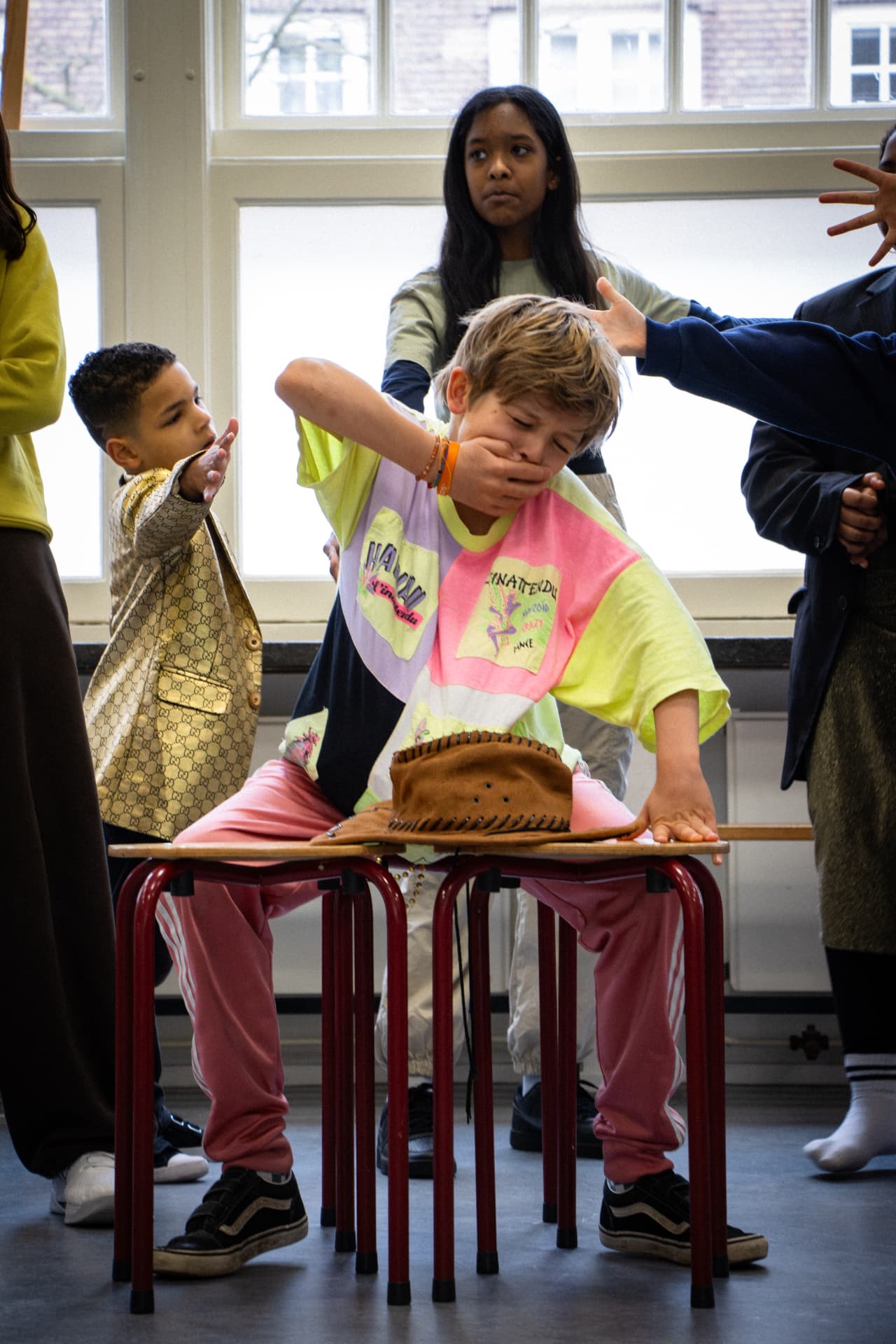 Kinderen die samen spelen tijdens de theaterles