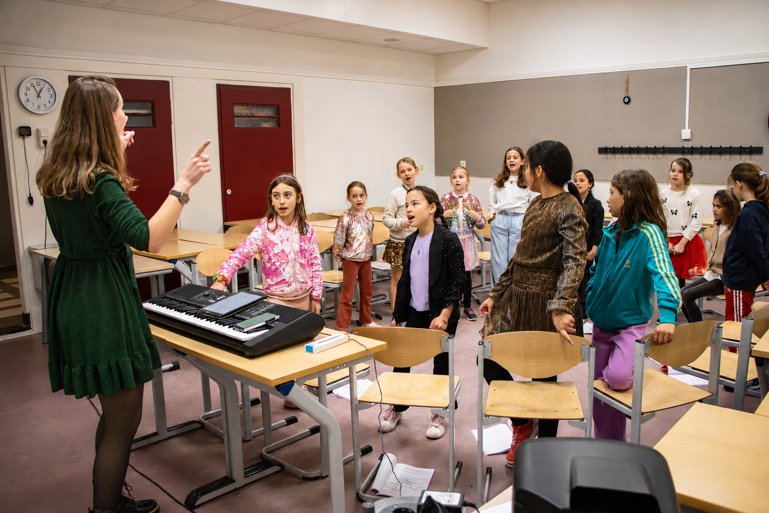 Zangdocent dirigeert een groep kinderen tijdens de zangles in het leslokaal