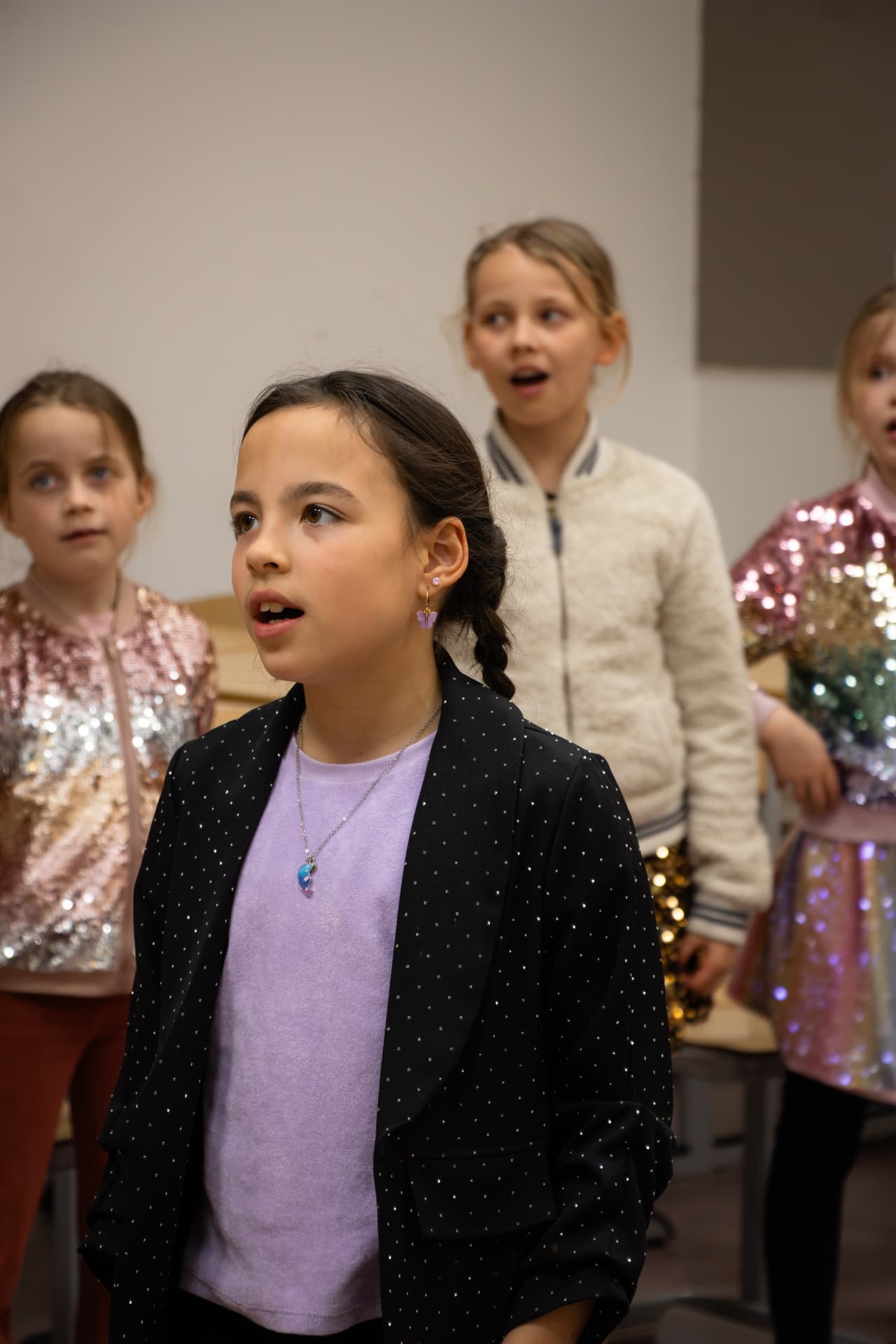 Voorzichtig zingende kinderen tijdens zangles