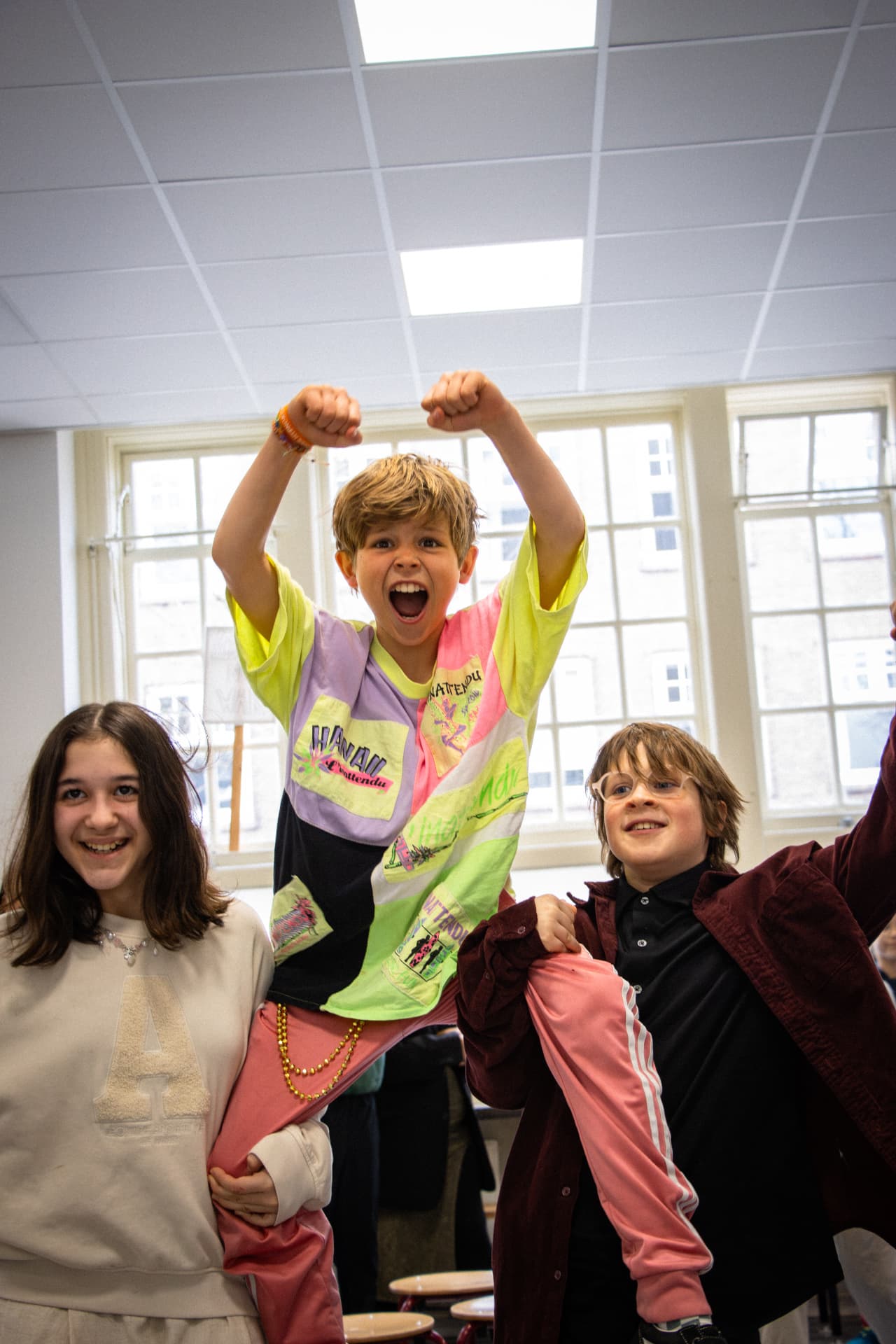 Kinderen oefenen samen in de theaterles en proberen nieuwe dingen uit