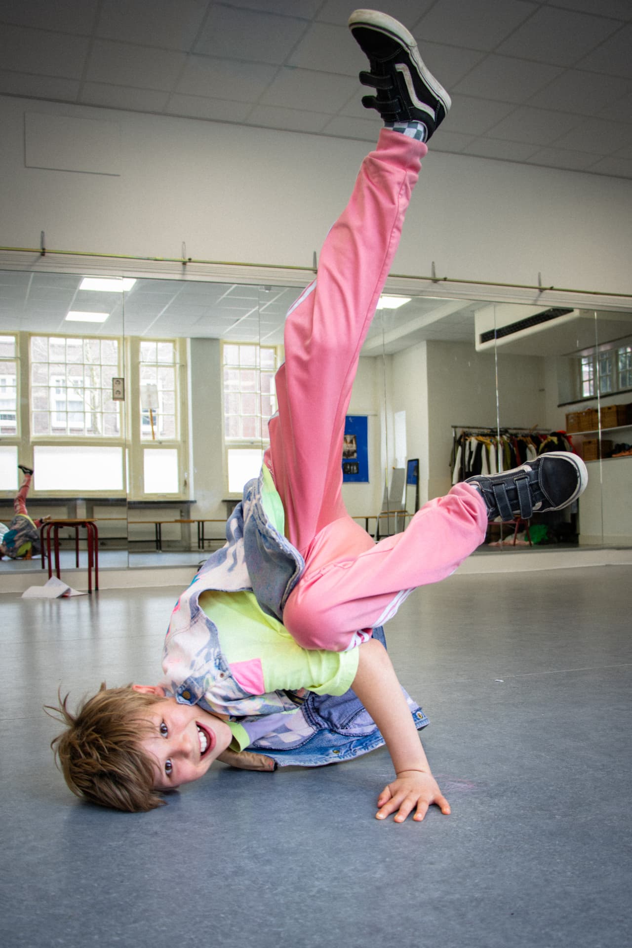 Kind doet een stoere breakdance freeze in de dansles