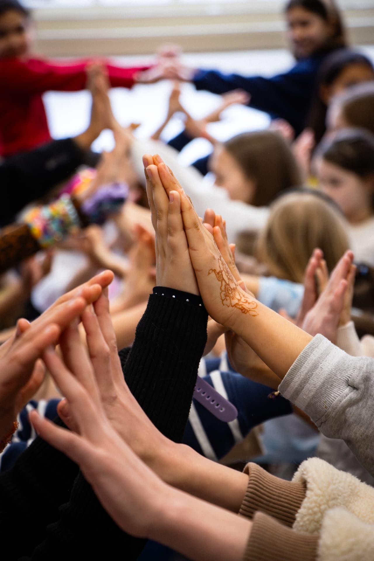 Kinderen geven elkaar een high five aan het einde van de les